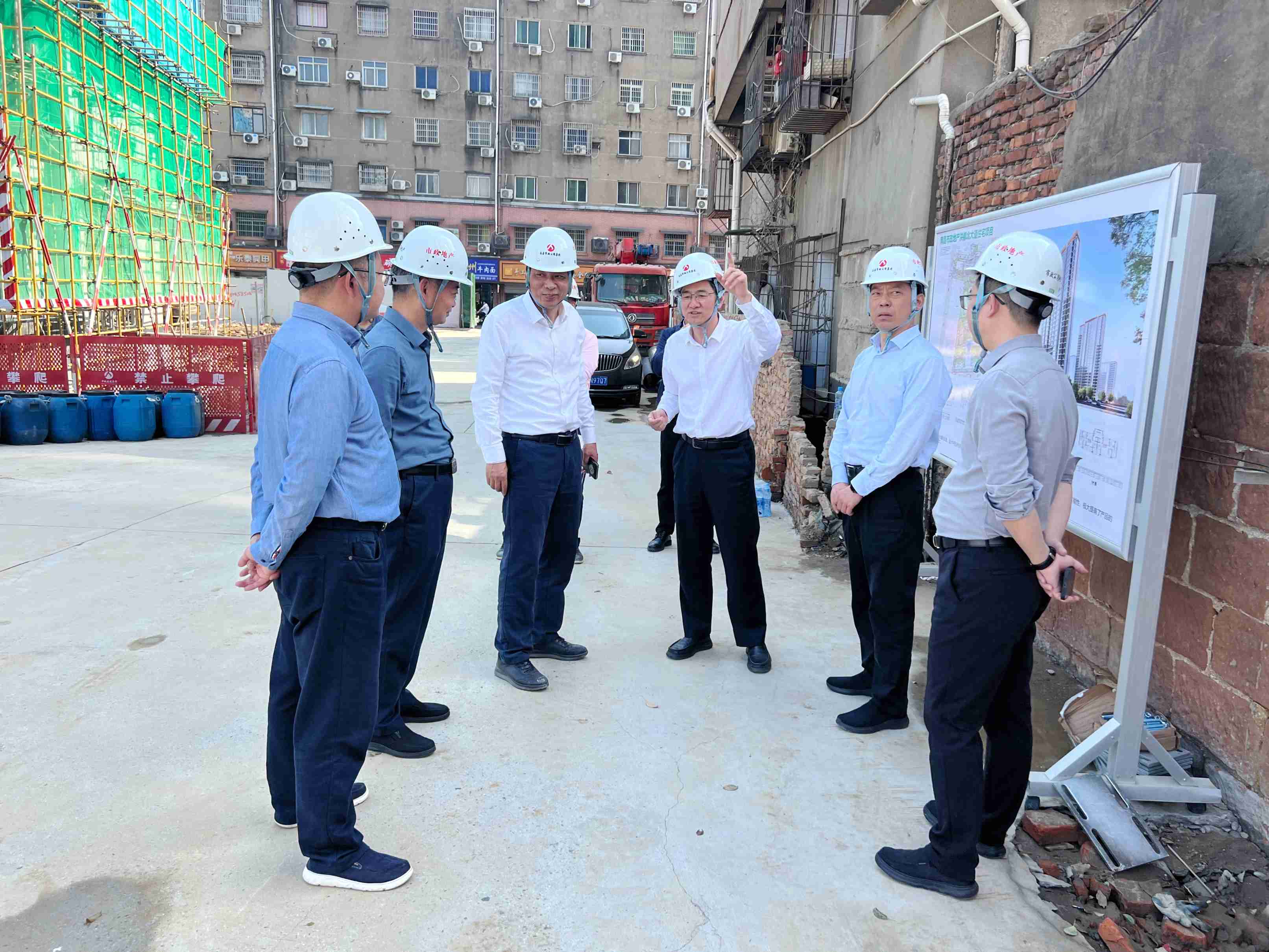 南昌市國(guó)資委黨委書(shū)記、主任陳建軍一行深入我司承建的南昌市政地產(chǎn)洪都北大道住宅項(xiàng)目調(diào)研