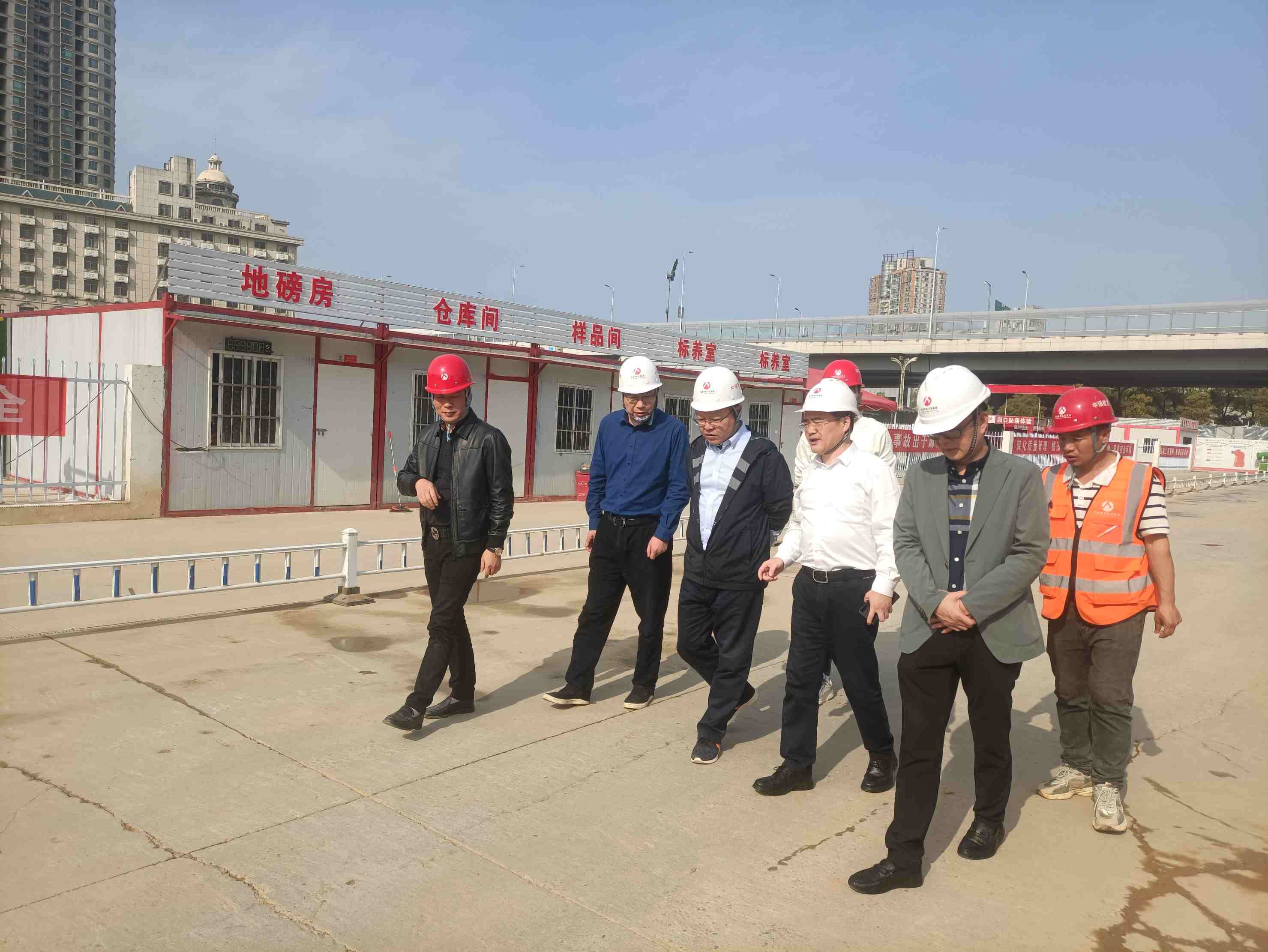 市政公用集團(tuán)黨委委員、副總經(jīng)理鄒建偉一行深入我司承建的南昌市政地產(chǎn)錦繡文瀾項(xiàng)目開(kāi)展安全生產(chǎn)工作督導(dǎo)檢查